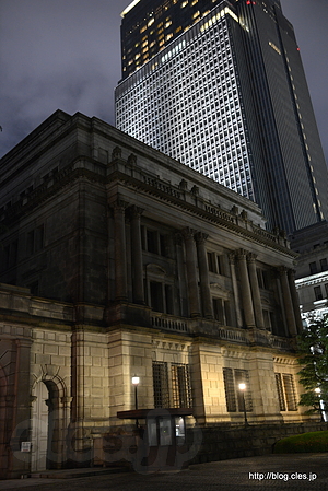 日銀本店と日本橋三井タワー - 月明かりの日銀本店
