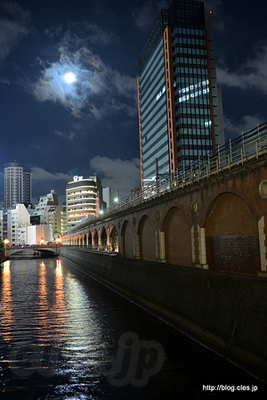 昌平橋から万世橋方向 - 満月と夜景