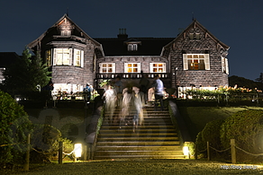 ライトアップされた洋館正面 - 旧古河庭園の春バラと洋館のライトアップ 2015