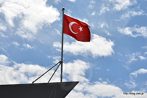艦首のトルコ国旗 - トルコ海軍のフリゲート「ゲディズ」を見学