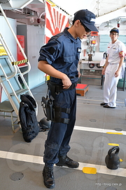 立入検査隊の装備は約20kg - ゲディズのホストシップ護衛艦「たかなみ」を見学