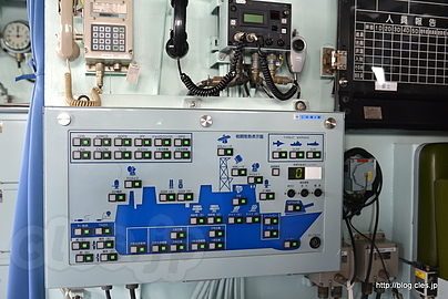 戦闘態勢表示板 - ゲディズのホストシップ護衛艦「たかなみ」を見学