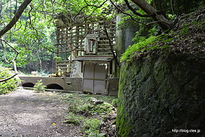 朽ちた土蔵 - 友ヶ島を散策（第５砲台編）