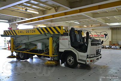 天井の高さを変えるための専用作業車 - 海の日なので船見学（自動車専用船「APHRODITE LEADER」編）