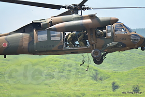 UH-60JA (43117) からのロープ降下準備 - 好天の総火演 教育演習 2015（後段編）