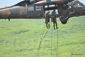 UH-60JA (43117) からのロープ降下 - 好天の総火演 教育演習 2015（後段編）