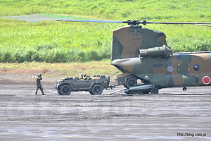 CH-47J（JG-2917 52917） による高機動車（兵站）の展開 - 好天の総火演 教育演習 2015（後段編）