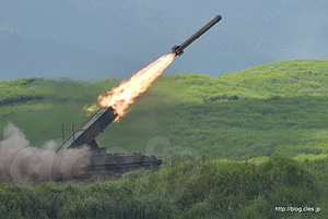 92式地雷原処理車による地雷原処理用ロケット弾の発射 - 好天の総火演 教育演習 2015（後段編）