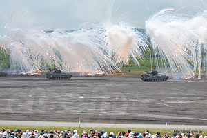 89式装甲戦闘車の発煙弾 - 好天の総火演 教育演習 2015（後段編）