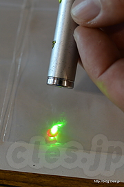 ルビーは緑色のレーザーでも赤く光る - KEK 一般公開 2015 に行ってきた（結晶分光器編）
