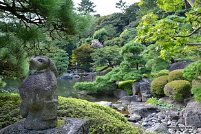 石の狸 - 池上本門寺の奥庭「松濤園」で英気を養う