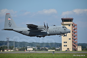 C-130 Hercules （AF74-1661） 離陸 - 横田基地日米友好祭 2015 のパラシュート降下