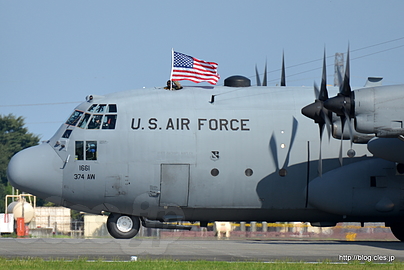 星条旗を掲げる C-130 Hercules （AF74-1661） - 横田基地日米友好祭 2015 のパラシュート降下
