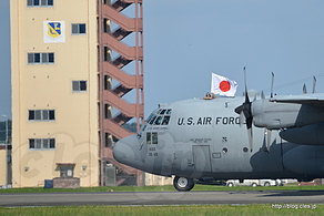 日章旗を掲げる C-130 Hercules （AF74-1666） - 横田基地日米友好祭 2015 のパラシュート降下