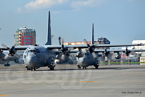 タキシングする C-130 - 横田基地日米友好祭 2015 のパラシュート降下