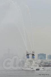 FL-01 ひりゆう による放水展示 - 海上保安フェスタ 2015 in 横浜 巡視船「いず」体験航海（見送り～入港）