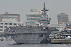 洋上から見た護衛艦 DDH-183 いずもの一般公開 - FLEET WEEK 2015 in 大さん橋で「いずも」を見る
