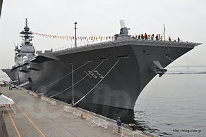 護衛艦 DDH-183 いずも 正面から - FLEET WEEK 2015 in 大さん橋で「いずも」を見る