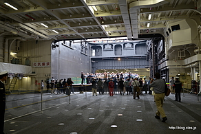 艦内から見たエレベーター - FLEET WEEK 2015 in 大さん橋で「いずも」を見る
