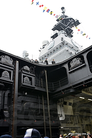 エレベーターから艦橋を見上げる - FLEET WEEK 2015 in 大さん橋で「いずも」を見る