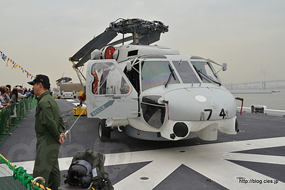 搭載される SH-60J ヘリコプター - FLEET WEEK 2015 in 大さん橋で「いずも」を見る