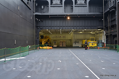 エレベータを間近で - FLEET WEEK 2015 in 大さん橋で「いずも」を見る