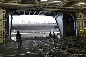 脇の開口部（艦内から） - FLEET WEEK 2015 in 大さん橋で「いずも」を見る