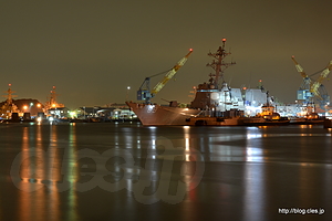 対岸の米軍基地 - FLEET WEEK 2015 in 吉倉桟橋の護衛艦ライトアップ