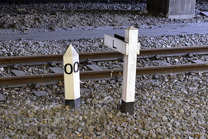 １番線にある山手線 0キロポスト - 品川駅にある山手線の0キロポスト
