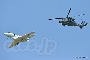 異種編隊飛行 U-125A（12-3018）、UH-60（08-4571） - 梅組最後の百里基地航空祭 2015 （ウェザーチェック～航過飛行編）
