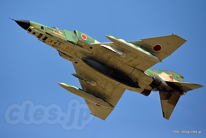 航過飛行をおこなう RF-4 （57-6909） - 梅組最後の百里基地航空祭 2015 （ウェザーチェック～航過飛行編）