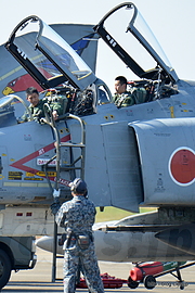 着陸後の作業を行う F-4 - 梅組最後の百里基地航空祭 2015 （ウェザーチェック～航過飛行編）