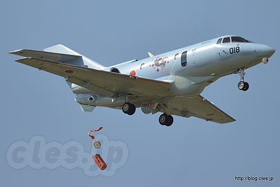放出口から救難キットを投下するU-125A - 梅組最後の百里基地航空祭 2015（捜索救難展示編）