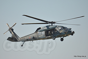 ワイヤーを下ろす UH-60 - 梅組最後の百里基地航空祭 2015（捜索救難展示編）