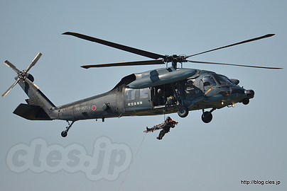 担架で遭難者を UH-60に収容 - 梅組最後の百里基地航空祭 2015（捜索救難展示編）