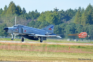ドラッグシュートを開く F-4 （17-8437） - 梅組最後の百里基地航空祭 2015（午後の機動飛行編 F-4, F-15）