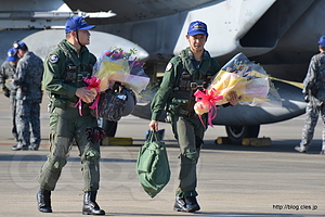 花束を持つイーグルドライバー - 梅組最後の百里基地航空祭 2015（午後の機動飛行編 F-4, F-15）