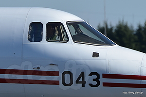 手を振る U-125（49-3043） - 秋晴れの入間航空祭 2015 （YS-11FC＆U-125～T-4編）