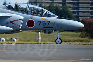 歓声に応える T-4（76-5757 - 秋晴れの入間航空祭 2015 （YS-11FC＆U-125～T-4編）
