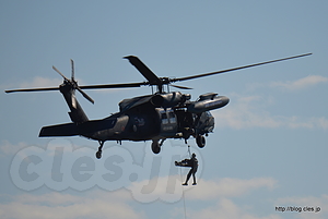 UH-60J（08-4572） 担架のつり上げ - 秋晴れの入間航空祭 2015 （CH-47J＆UH-60J編）