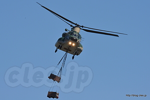 CH-47J（67-4496） 箱をつり上げる - 秋晴れの入間航空祭 2015 （CH-47J＆UH-60J編）