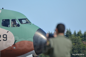 C-1（98-1029）の写真を撮る米軍隊員 - 秋晴れの入間航空祭 2015 （C-1＆U-4編）