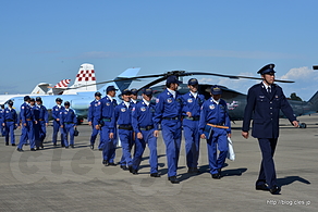 ブルーインパルス 整備員 - 秋晴れの入間航空祭 2015 （ブルーインパルス 離陸前編）