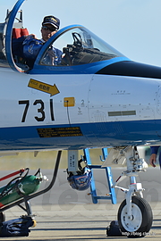 1番機（46-5731）を確認する飛行隊長 日髙大作 2佐 - 秋晴れの入間航空祭 2015 （ブルーインパルス 離陸前編）