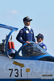 1番機（46-5731）に乗り込む飛行隊長 日髙大作 2佐 - 秋晴れの入間航空祭 2015 （ブルーインパルス 離陸前編）