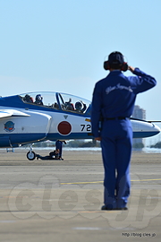 指で何かサインを作る5番機（46-5728） - 秋晴れの入間航空祭 2015 （ブルーインパルス 離陸前編）