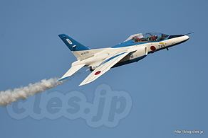 スローロール - 秋晴れの入間航空祭 2015 （ブルーインパルス 飛行展示編）
