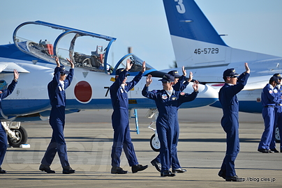 歓声に応えるパイロット - 秋晴れの入間航空祭 2015 （ブルーインパルス 着陸後編）