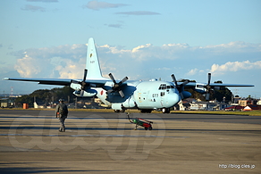 滑走路に向かう C-130H（75-1077） - 秋晴れの入間航空祭 2015 （F-15＆F-2帰投～退場）