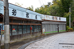 レトロ感漂う参道 - 鉄筋コンクリート製の文化財「高崎白衣大観音」
